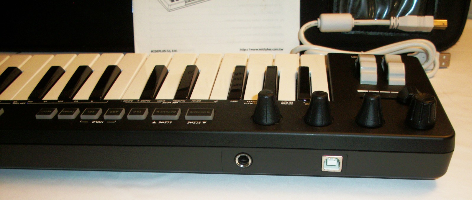 MIDI PLUS AKM322 32 keys USB MIDI Keyboard Controller w/ Padded Case & Cord