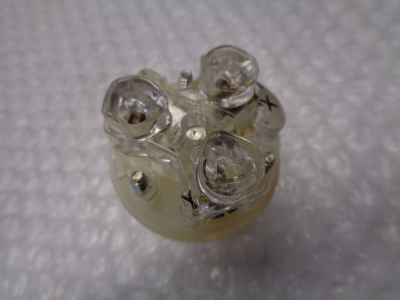 HUBBELL HBL2641 CONNECTOR BOTTOM NSNP