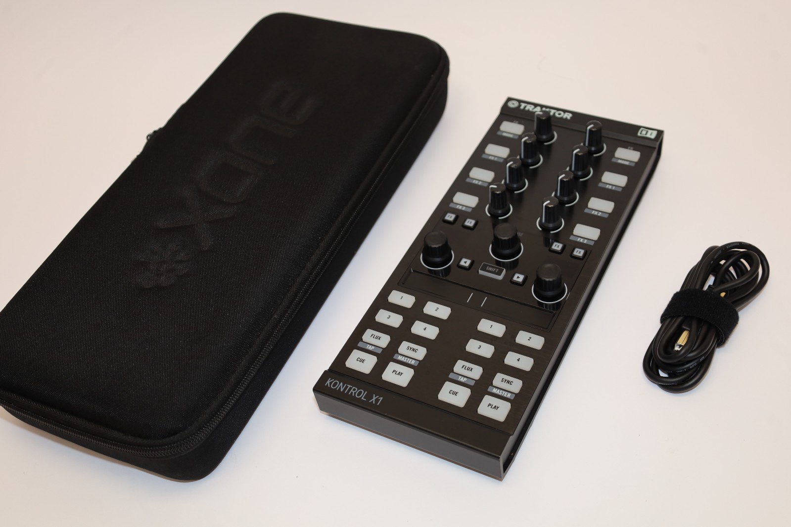 Native Instruments TRAKTOR Kontrol X1 MK2 DJ Controller