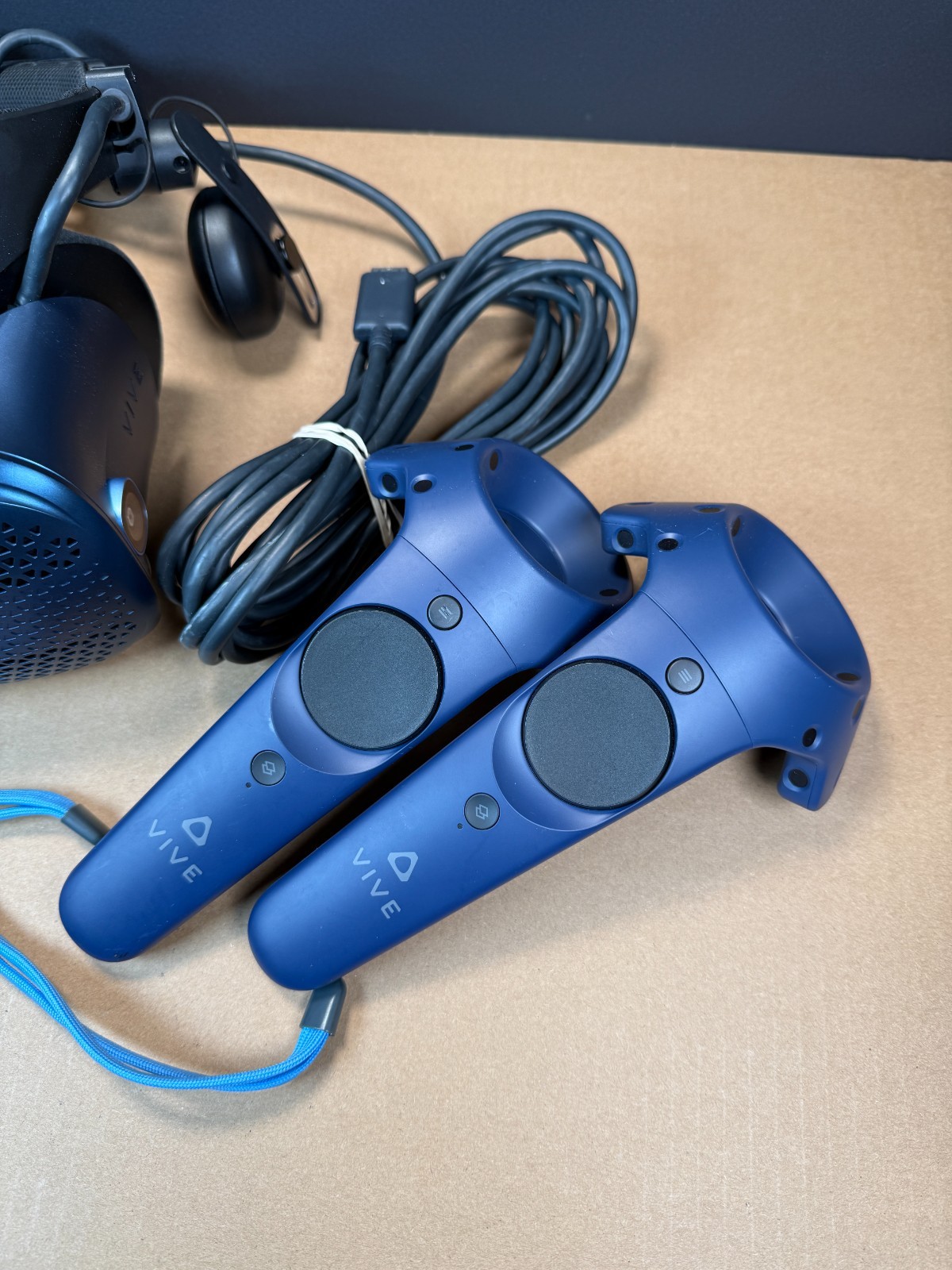 HTC Vive Cosmos VR Headset 2Q2R100 With Controllers Ships Fast!!!