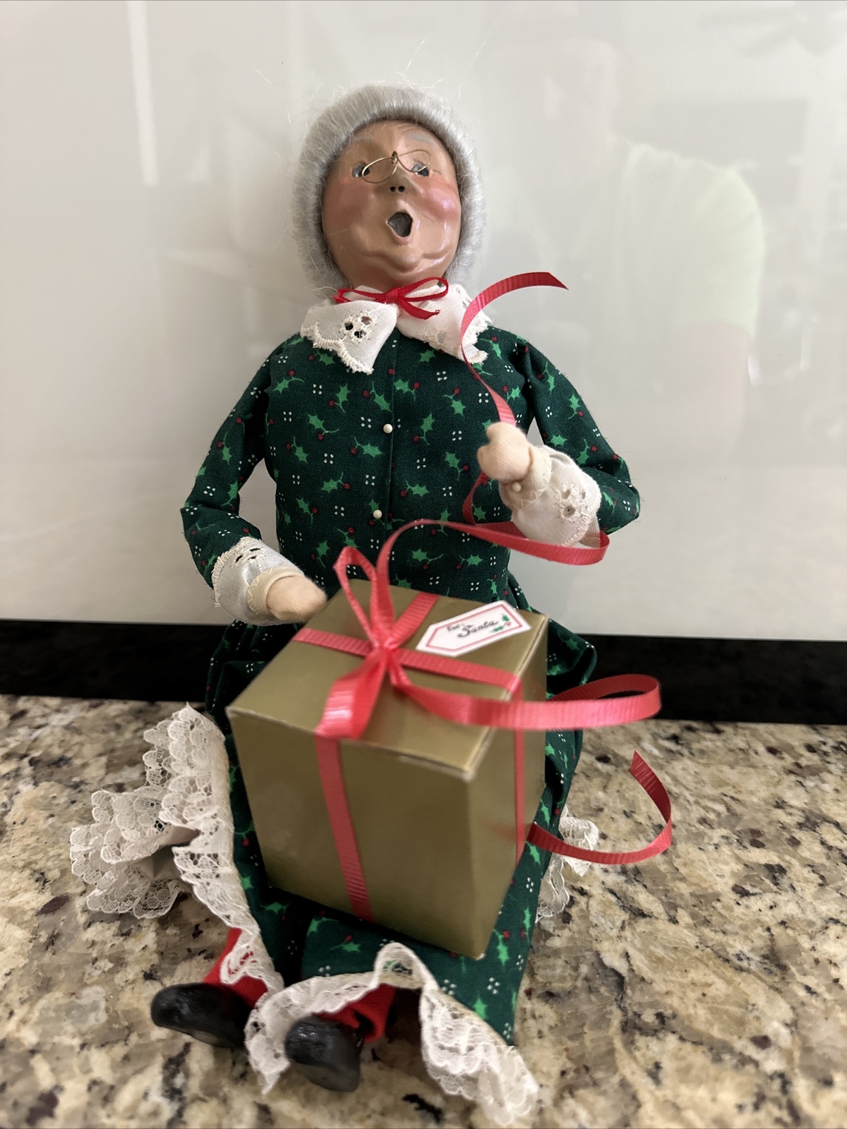 Byers Choice Carolers 1992 Sitting Mrs. Claus Wrapping Present