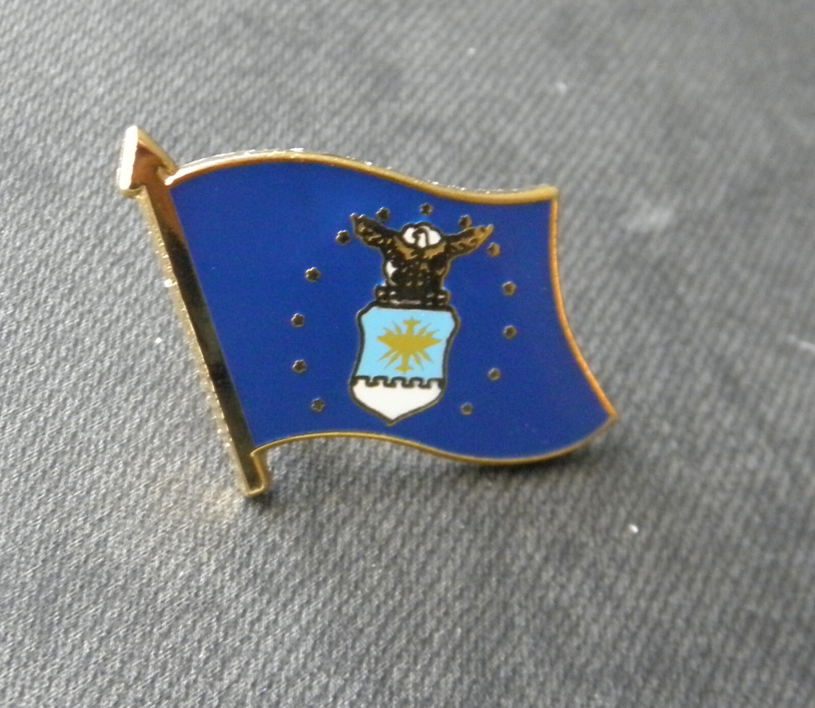 AIR FORCE USAF SINGLE FLAG LAPEL PIN BADGE 1 INCH USA