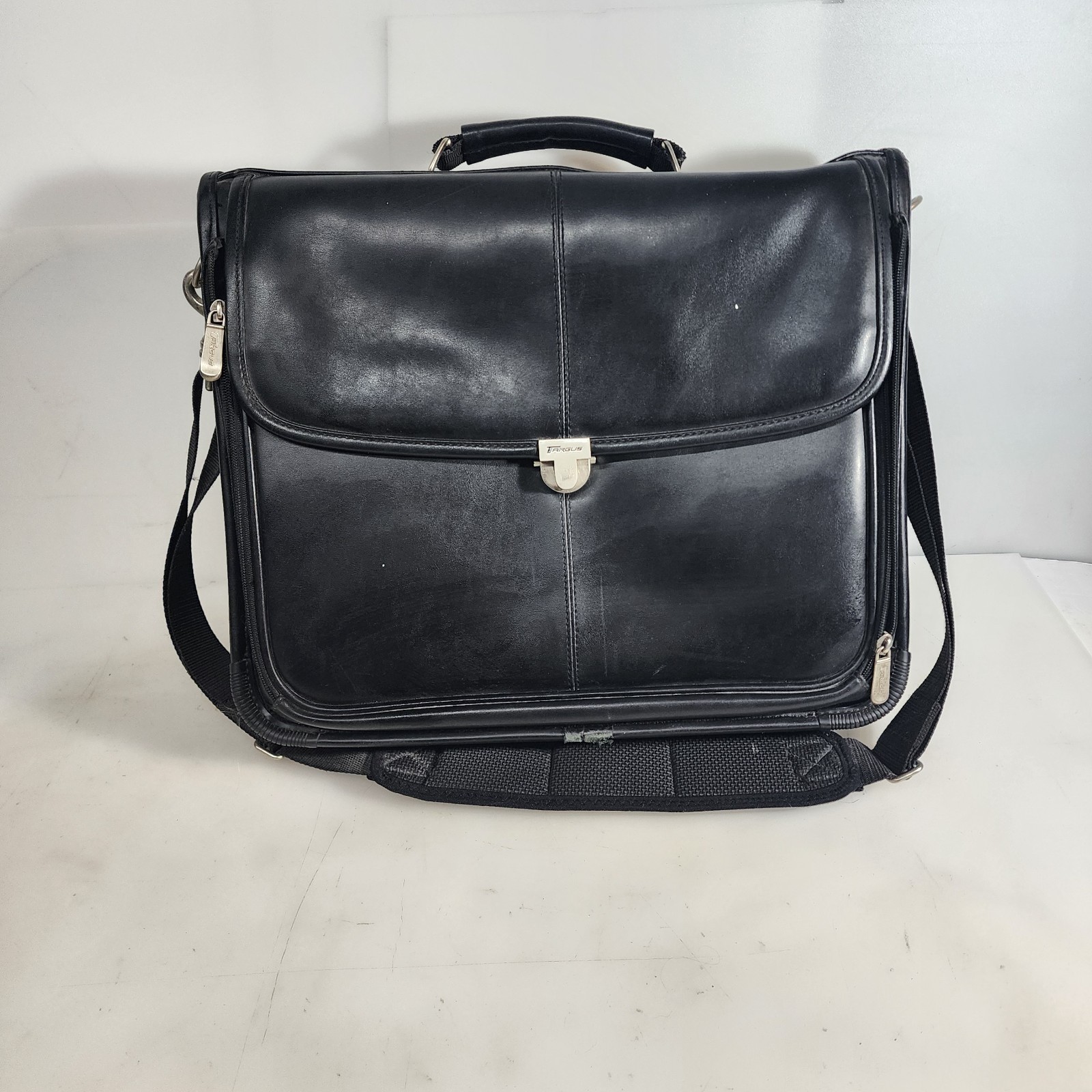 Targus KOS300 Reverse Access Notebook Case Black Koskin Leather
