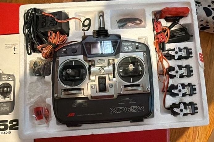 JR XP652 6-Channel FM Computer Radio System with R600 Receiver and 537 Servos