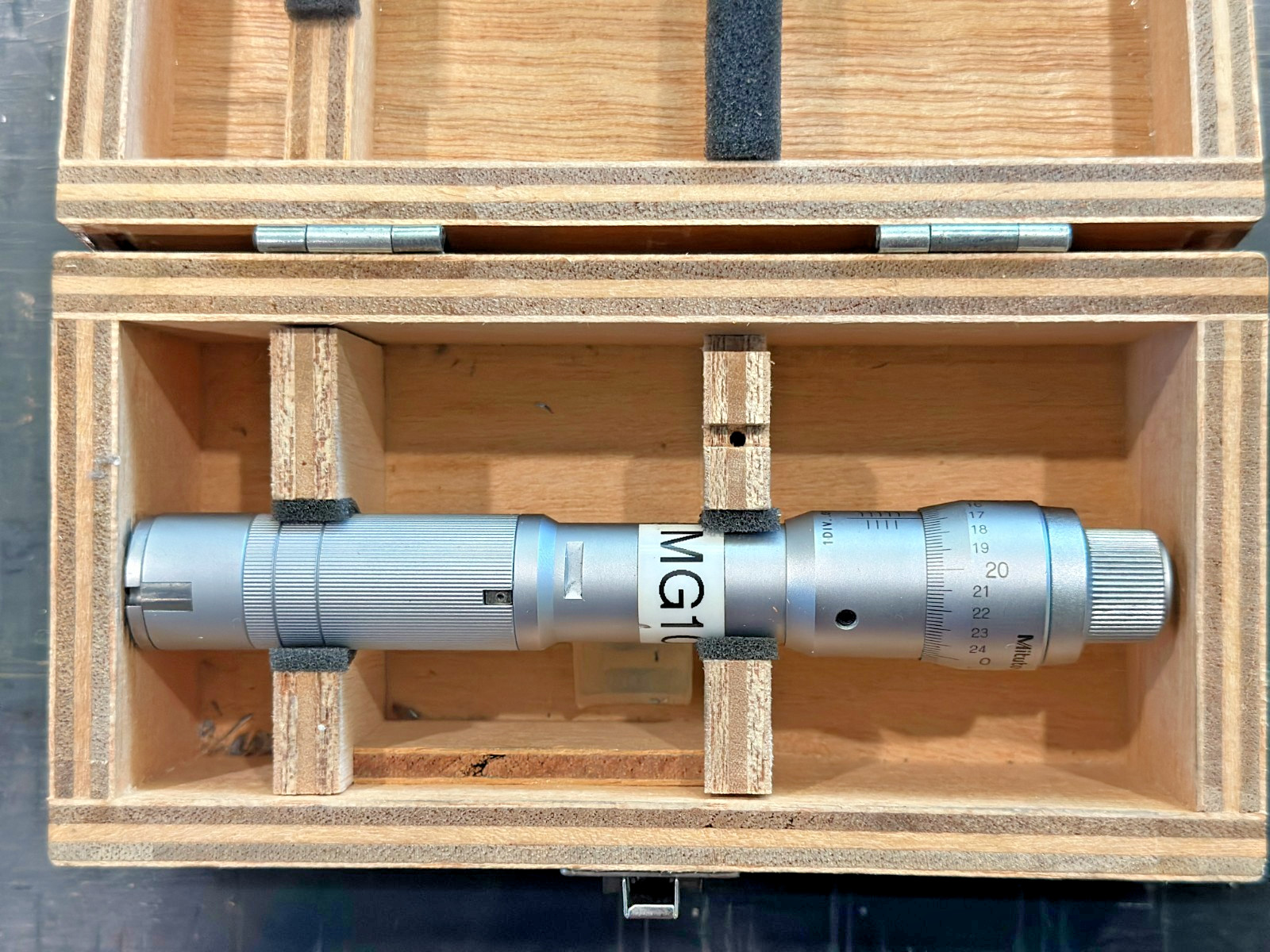 Mitutoyo 368-806- Three-point internal micrometer, 0.8 to 1.0 inch Range