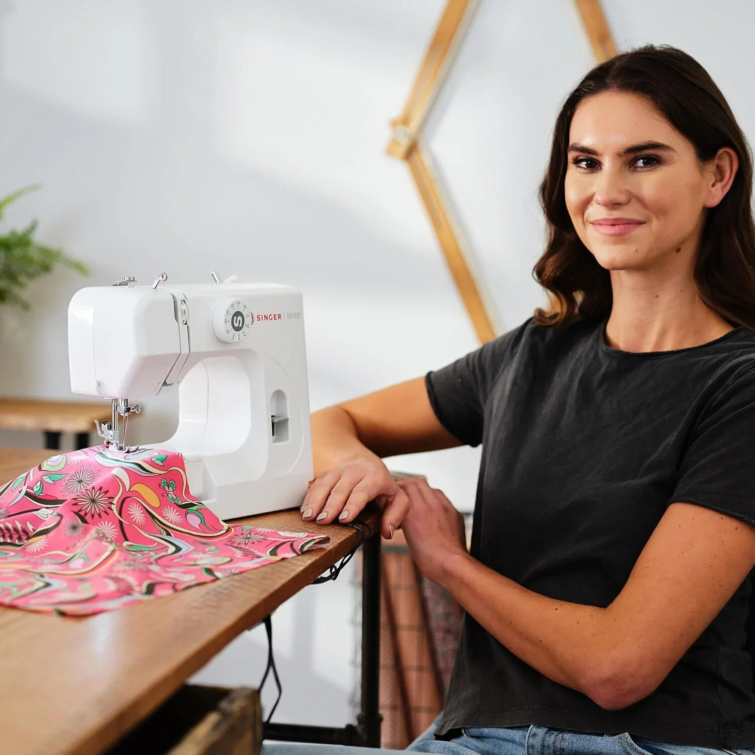 SINGER M1000 SEWING MACHINE + ACCESSORIES, WHITE *DISTRESSED PKG