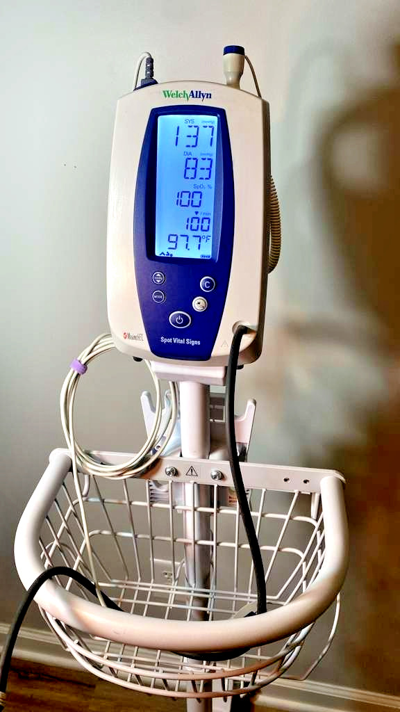 Welch Allyn Spot 420  Masimo SpO2 Vital Signs Monitor with accessories & stand