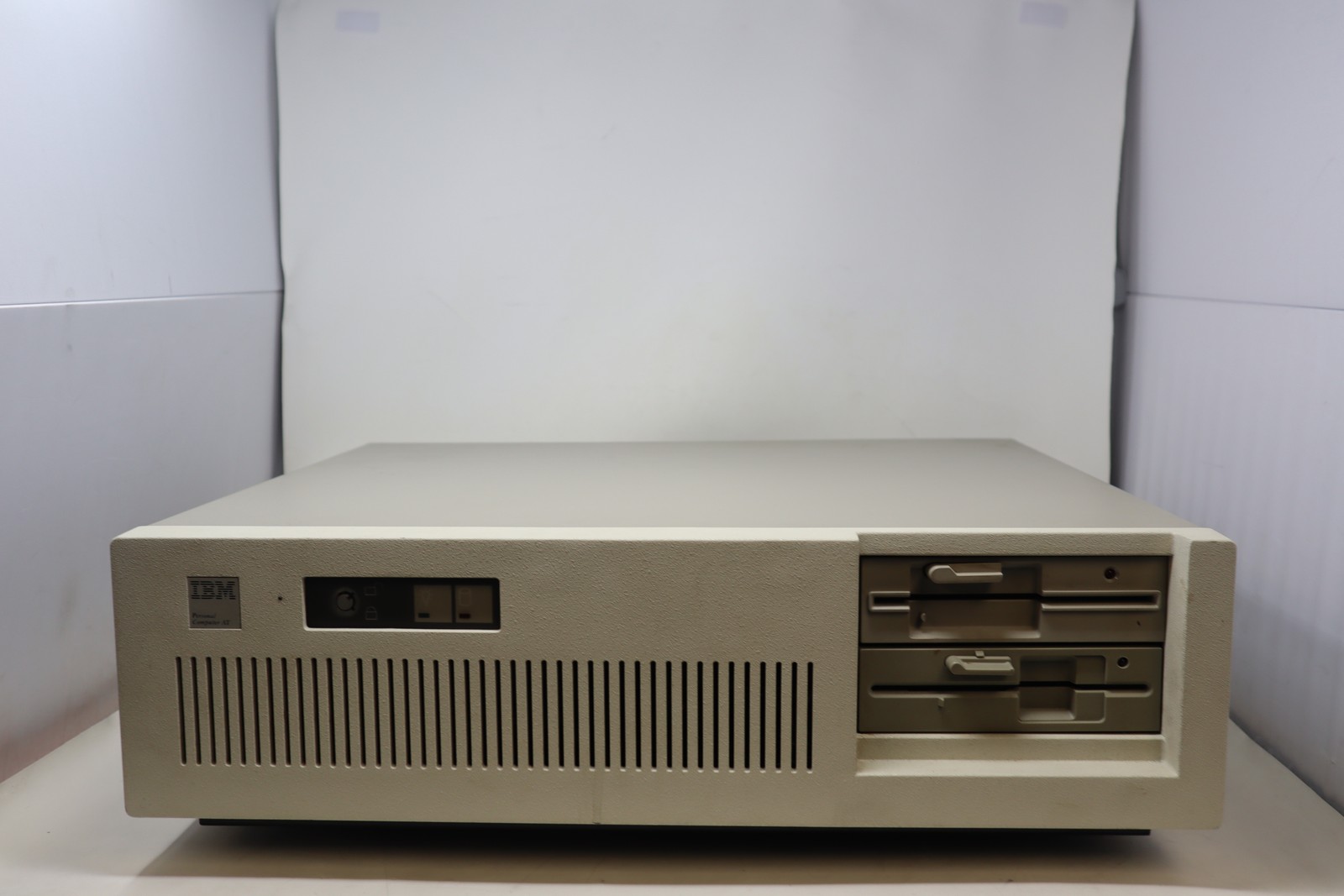 IBM AT 5170 Computer Unit - For Parts, No Hard Drive, Powers On