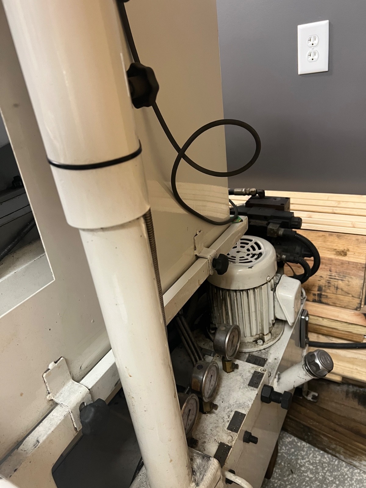 CHEVALIER CGP-816 CYLINDRICAL UNIVERSAL GRINDER