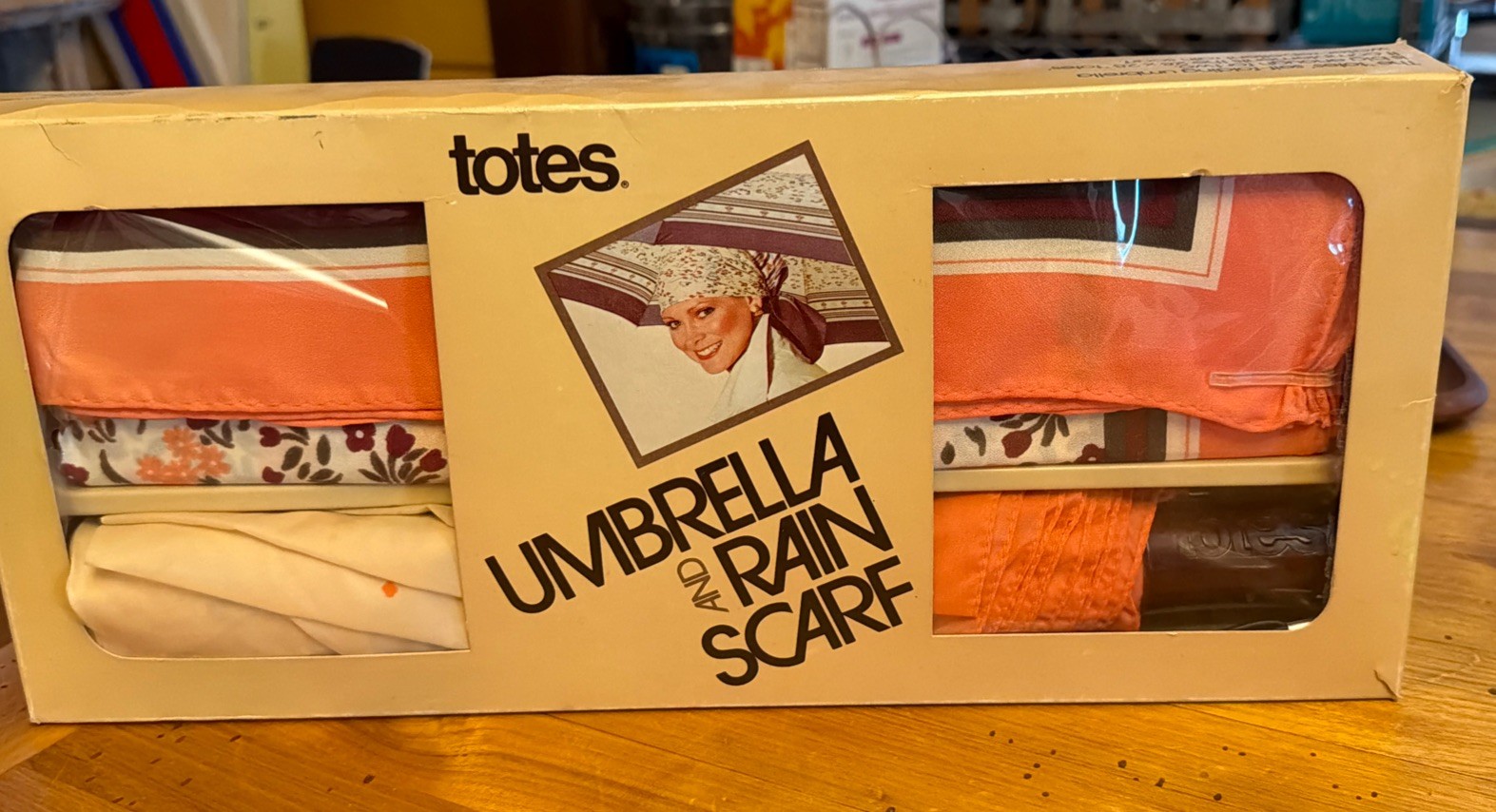 NIB VTG Totes Umbrella And Scarf 1980 vintage Peach And Brown Colored.