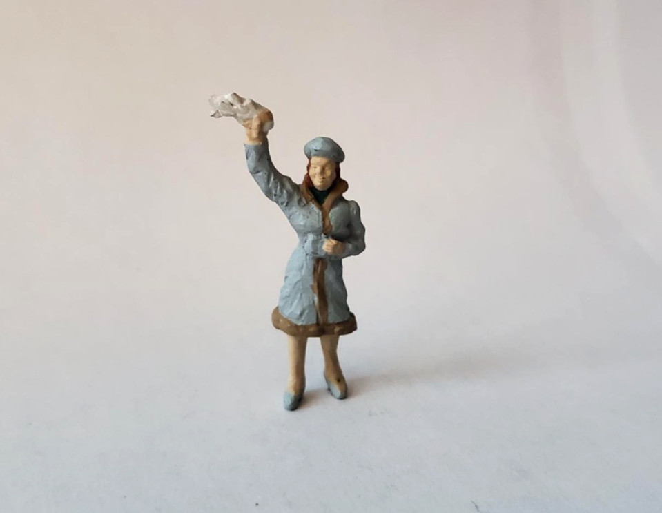 Arttista #1618 - Woman Waving Handkerchief - O Scale Figure - Model Trains NEW