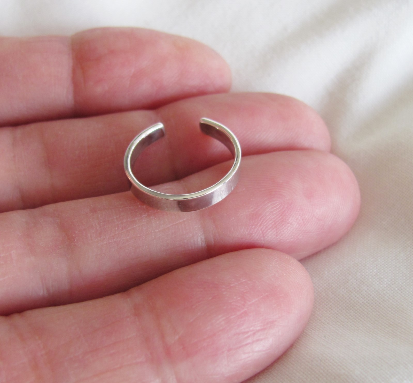 Sterling Silver 3mm Flat plain band medium size 2- 4.5 adjustable toe ring