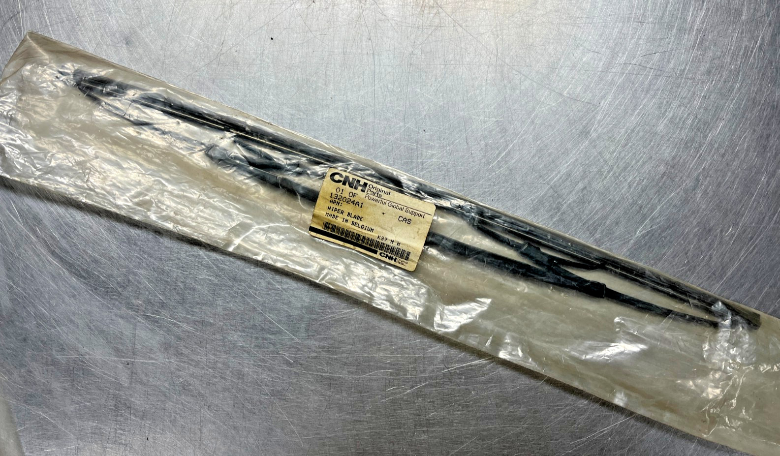 132024A1   OEM  Case IH  CNH   WIPER BLADE