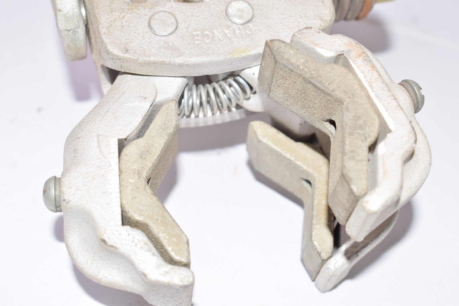 Electrical connector clamp, Part: 3248684, Hubbard, Vernon