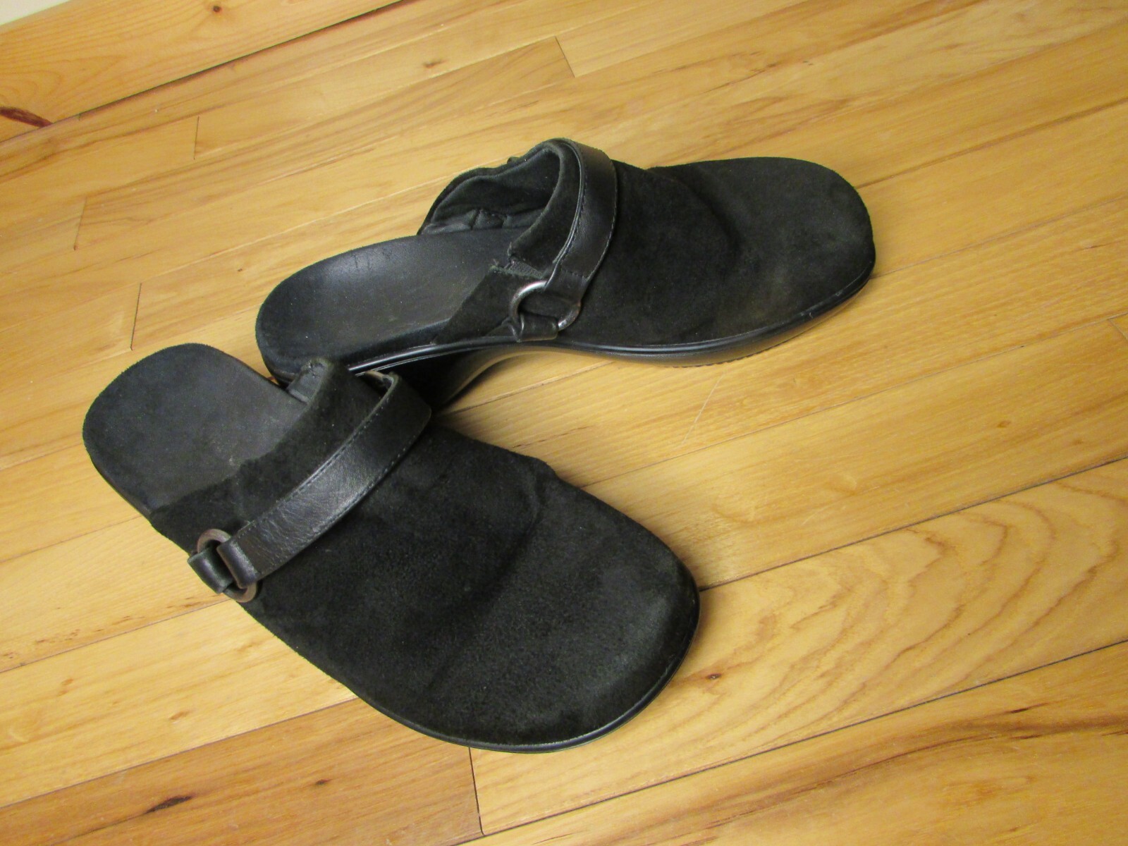 Vionic Brown Suede Leather Clogs Slip On Shoes Silver Side Ring Size 8.5 (39)