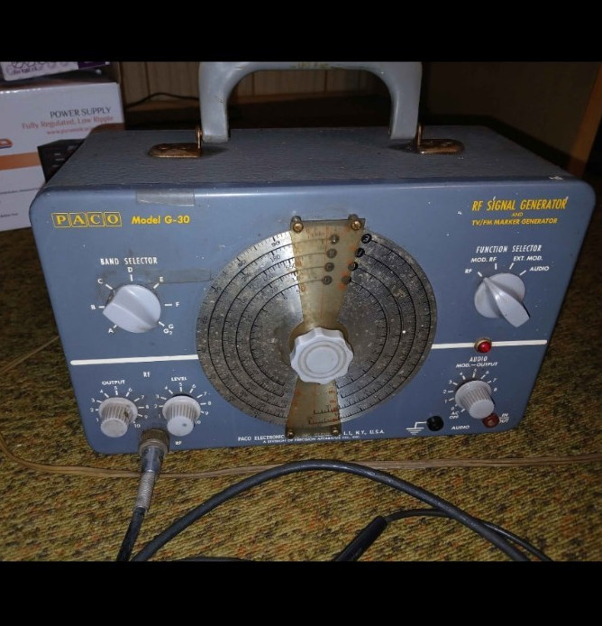 PACO G-30 RF Signal Generator Test Instrument with Metal Carry Case