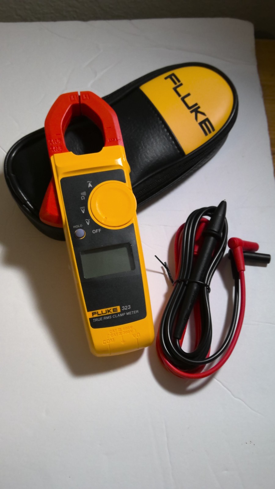 Fluke 323 True RMS Clamp Meter 400A AC 600V AC/DC with Leads and Case