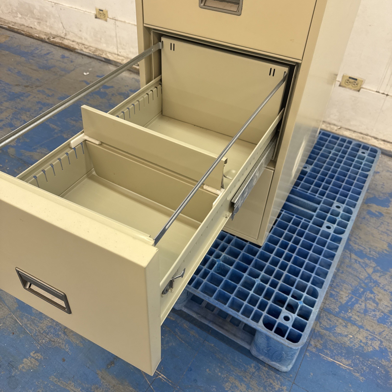 SCHWAB 5000 FireProof File Cabinet 4 Drawer W/Keys (B)