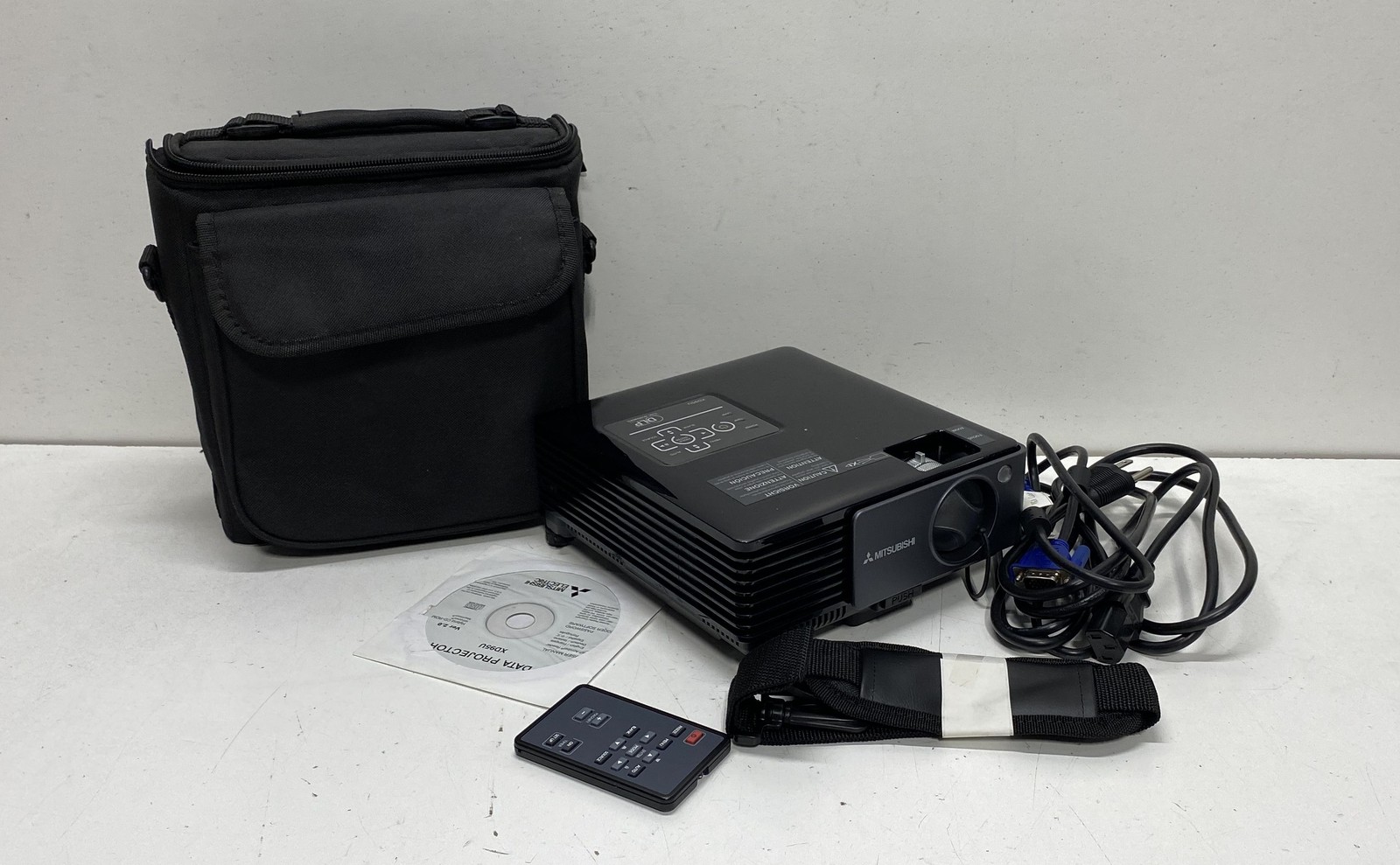 Mitsubishi XD95U DLP Data Projector With Bag Remote Cables Power On Tested