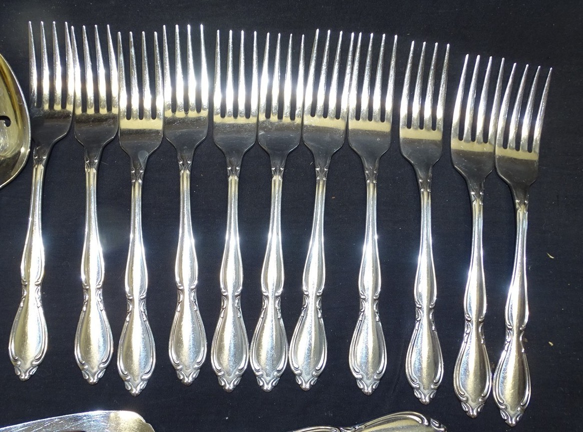 Oneida Ltd. Strathmore 64pc Set Stainless Flatware Deluxe
