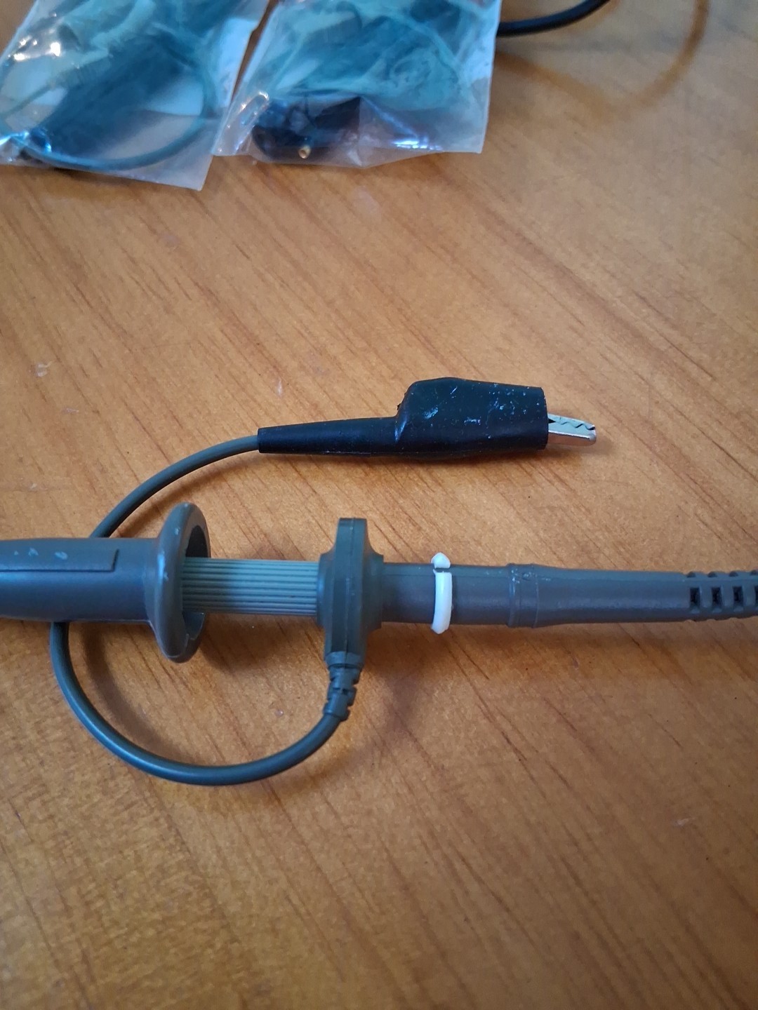 Passive oscilloscope probe from Tektronix Tek P6138.