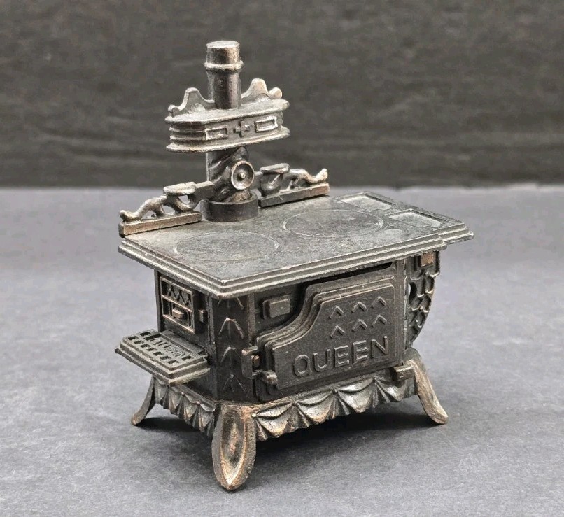 Die Cast Metal Pencil Sharpener Vintage Miniature Queen Antique Stove