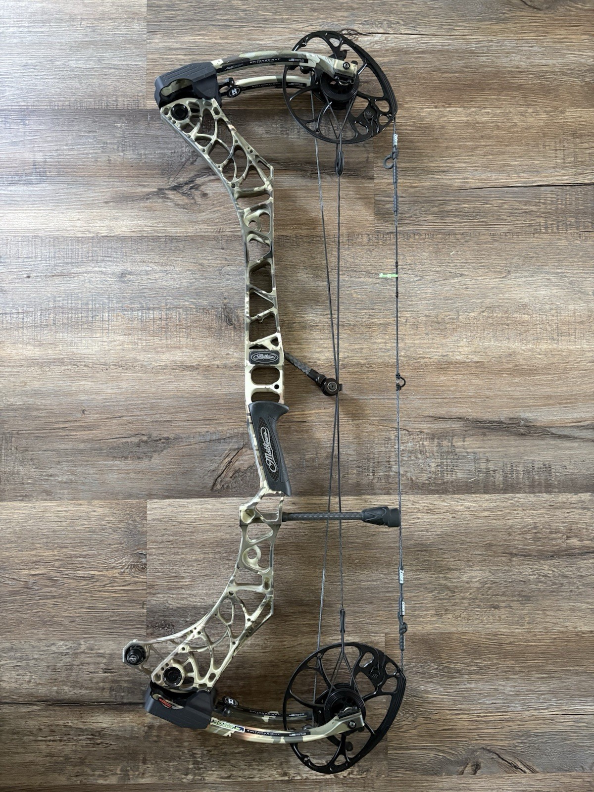 Mathews V3 Compound Bow Right Hand Bow Hunting 65lbs 29in 32in Green Camo