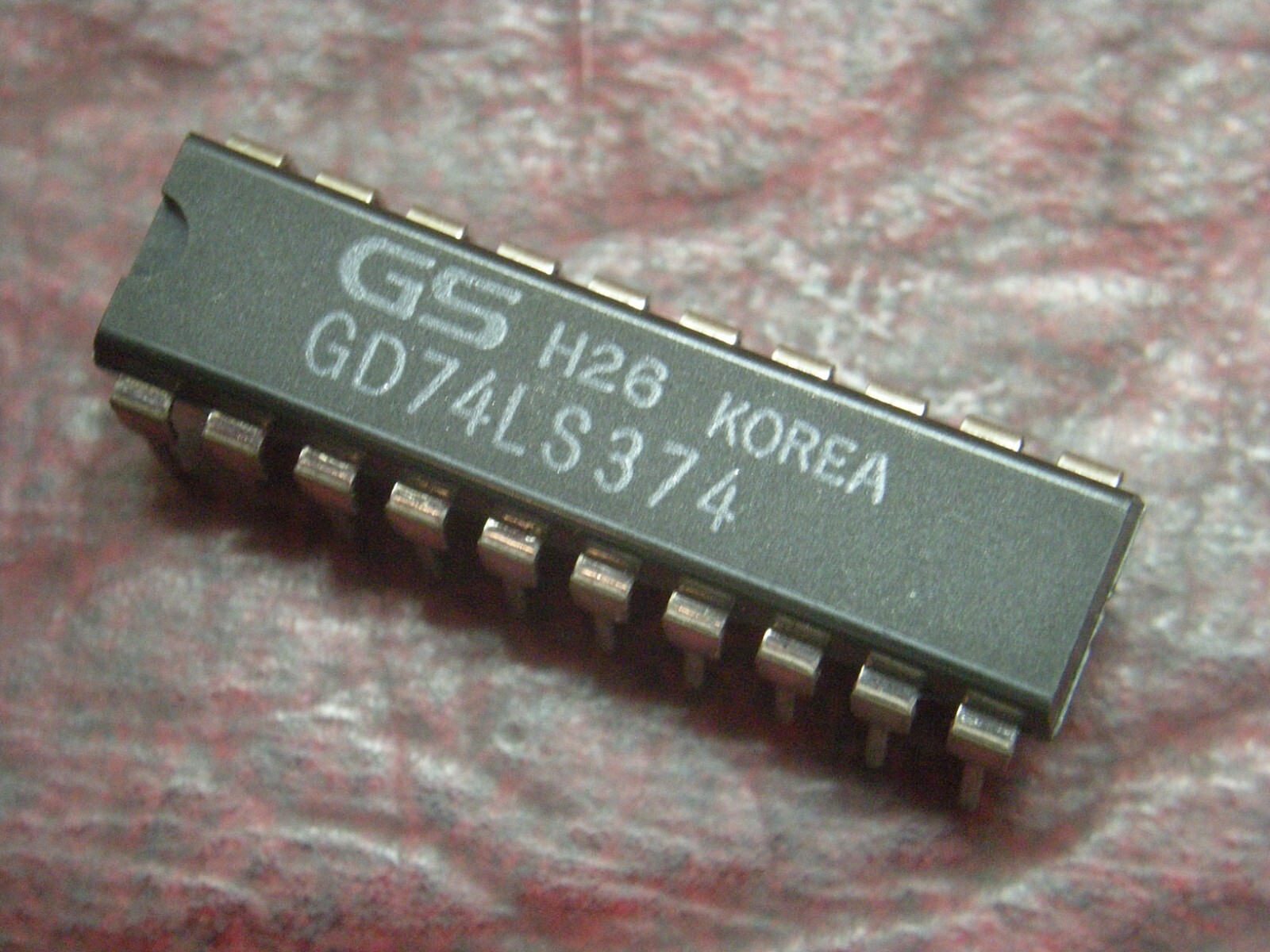2 pcs: GD74LS374 by Goldstar, Flip Flop D-Type Octal  20 PIN DIP, New