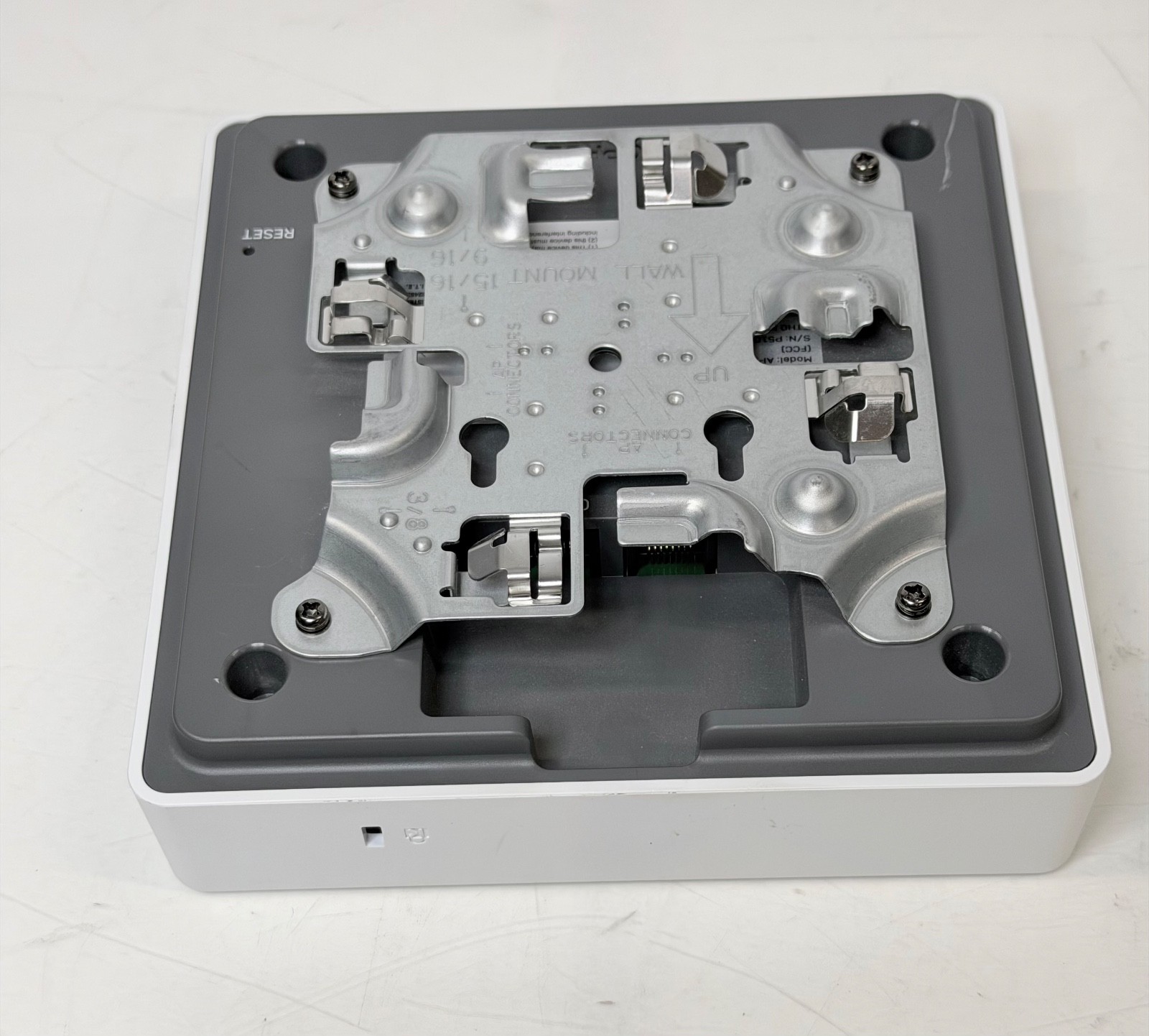 Sophos APX 320 Access Point - includes Mounting Bracket