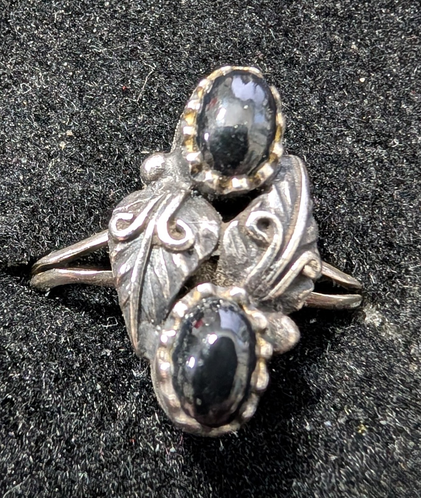 Vintage Womans Sterling Silver Leaf and Stem Black Onyx Two (2) Stone Size 5.5