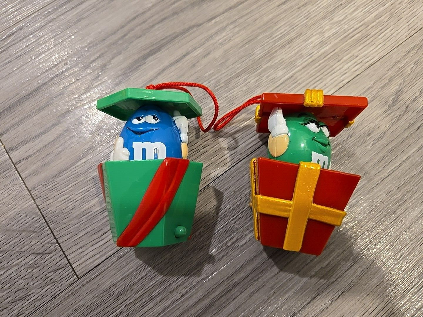 (2)  WORKING M & M 's Red Green Pop Up Gift Box Present Christmas Tree Ornament