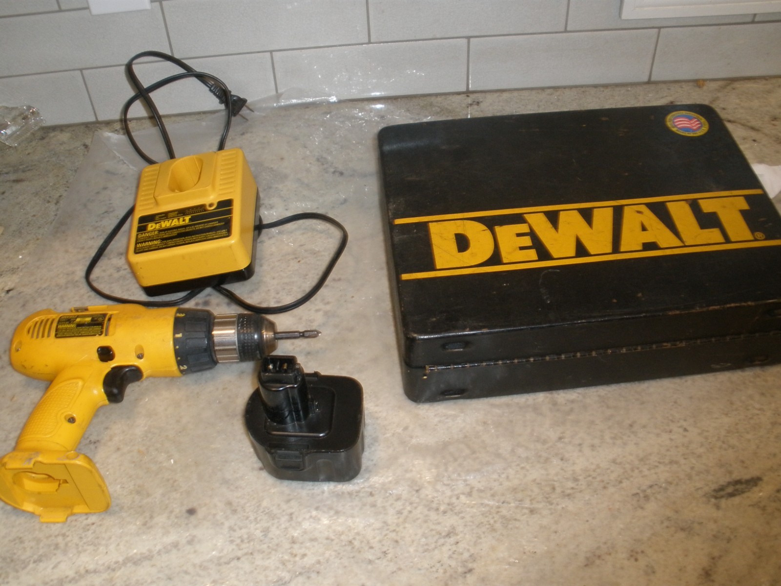 DEWALT DW953 CORDLESS DRILL WITH CHARGER, BATTERY, & BOX WORKS