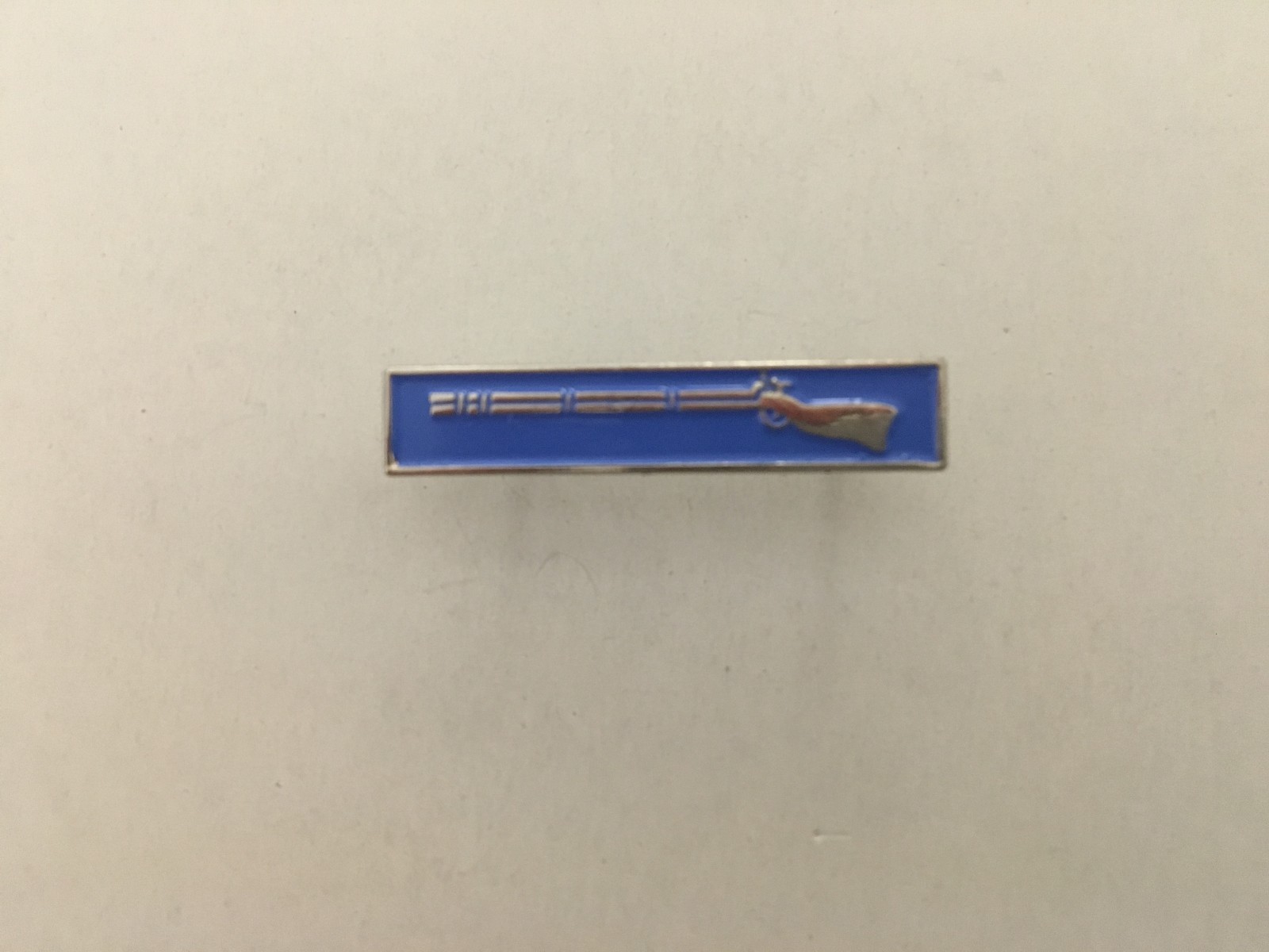 US ARMY EXPERT INFANTRY BADGE  SMALL MEASURES 1 AND 1/4 INCHES HAT/LAPEL PIN