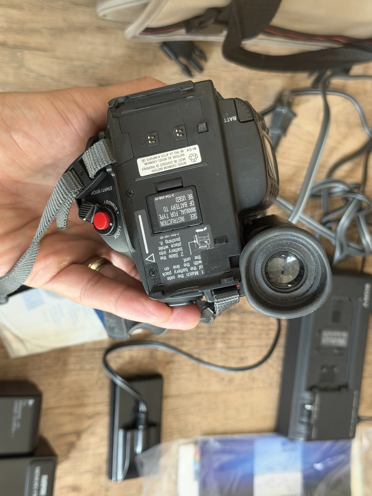 Sony Video 8 Handycam CCD-TR77 With Accessories READ DESCRIPTION
