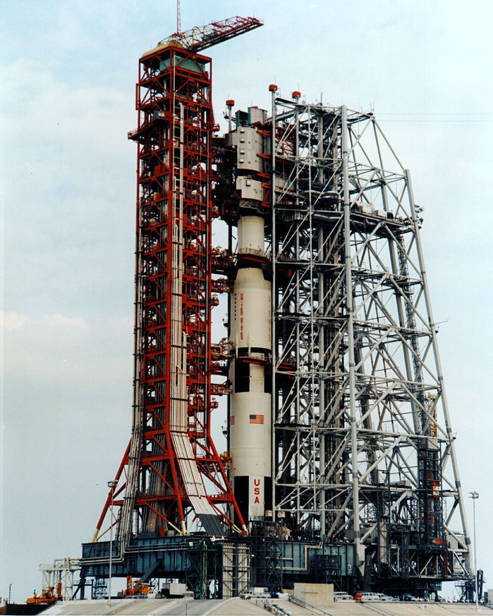 APOLLO 13 SATURN V ON PAD IN MOBILE SERVICE STRUCTURE - 8X10 NASA PHOTO (ZZ-218)