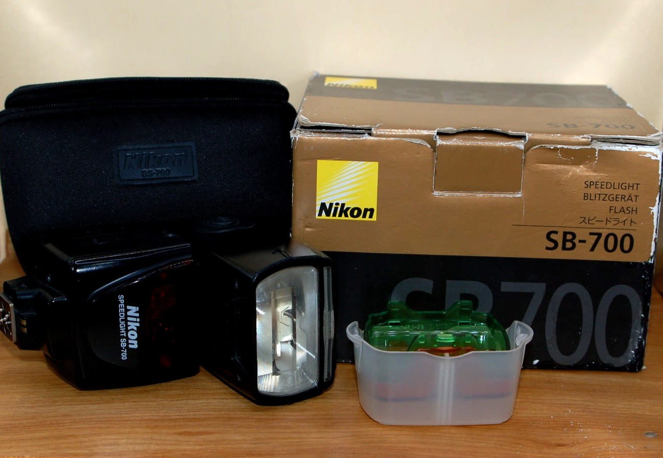 Nikon SB-700 Speedlight Flash - Fully Tested With Original Box & NIKON Case
