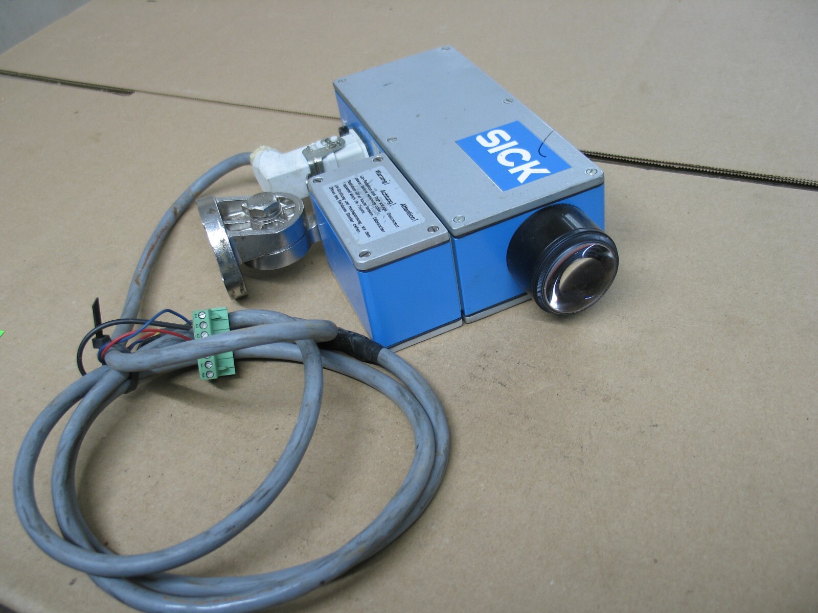SICK LUT1-430 LUMINESCENCE SENSOR W/ MOUNT -LENSE - CORD P9142