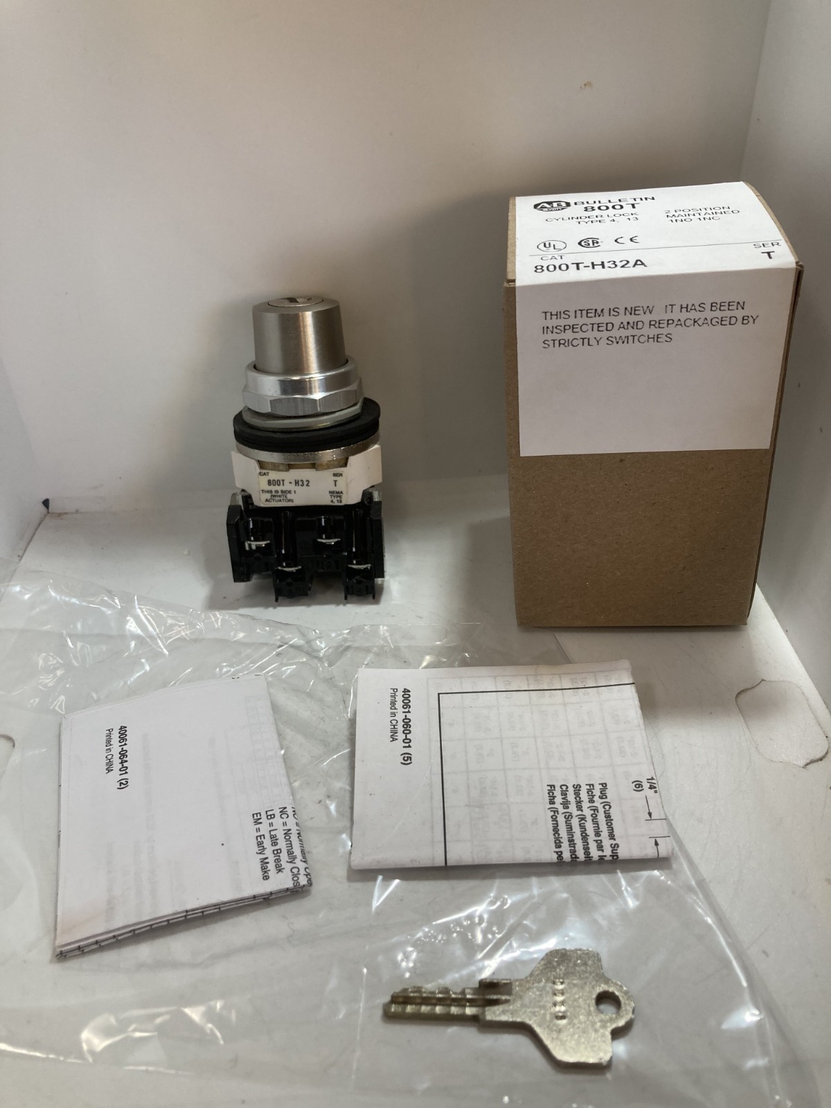 ALLEN BRADLEY 800T-H32A SELECTOR SWITCH 2 POS KEY REM FROM RIGHT 1NO/1NC S T NIB