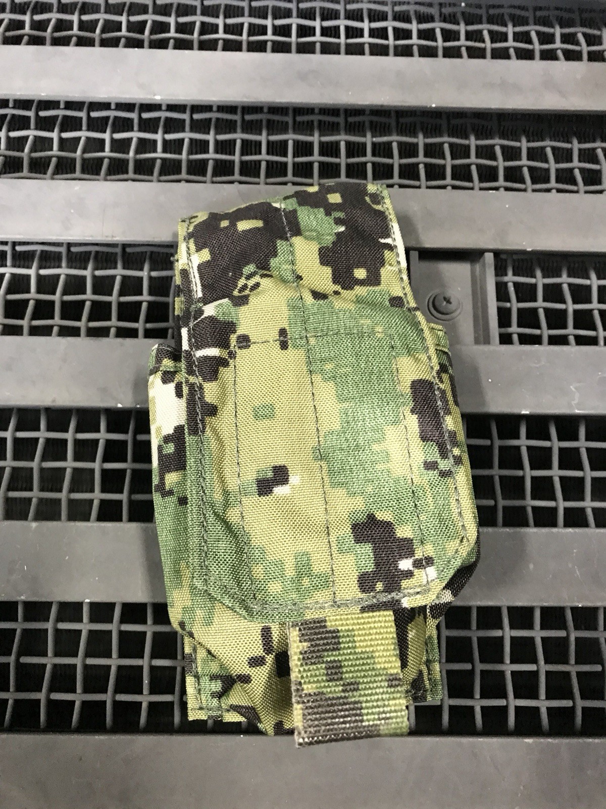 Eagle Industries AOR2 Smoke Grenade Pouch BELT MOUNT  Military Navy