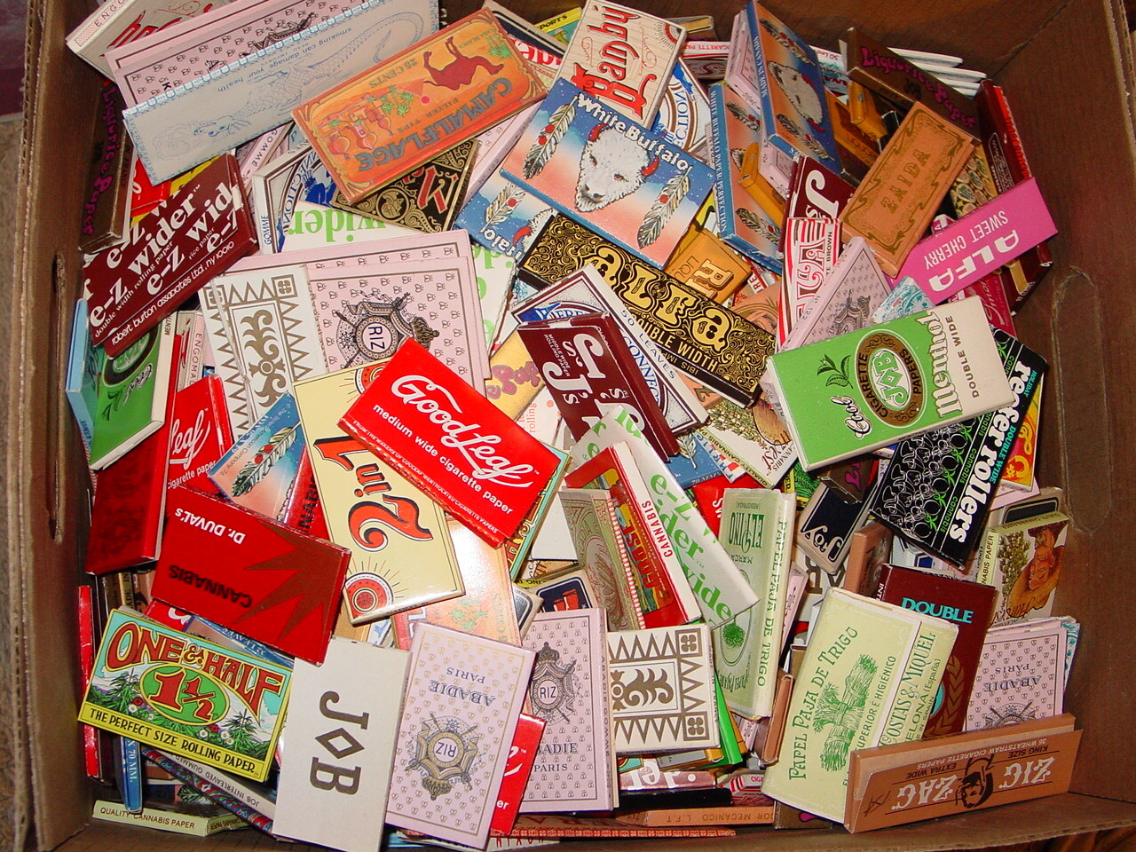CIGARETTE ROLLING PAPERS VINTAGE 1970's STORED FRESH & DRY LOT of 50 SUPER SALE!