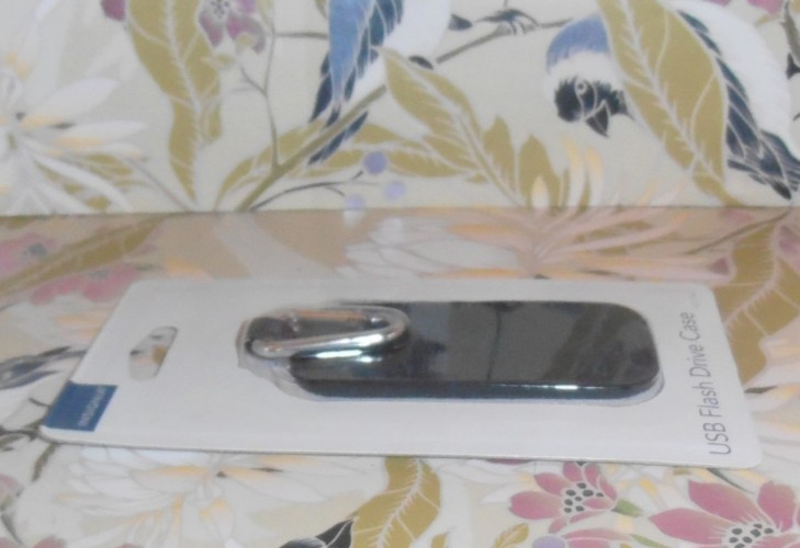 INSIGNIA USB Flash Drive Case #NS-CFDC-1 ~ NIP