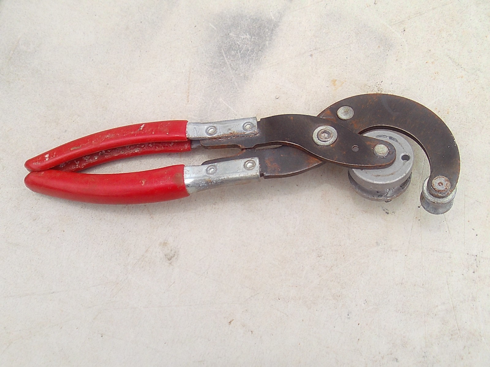 older KD TUBING BENDER tool