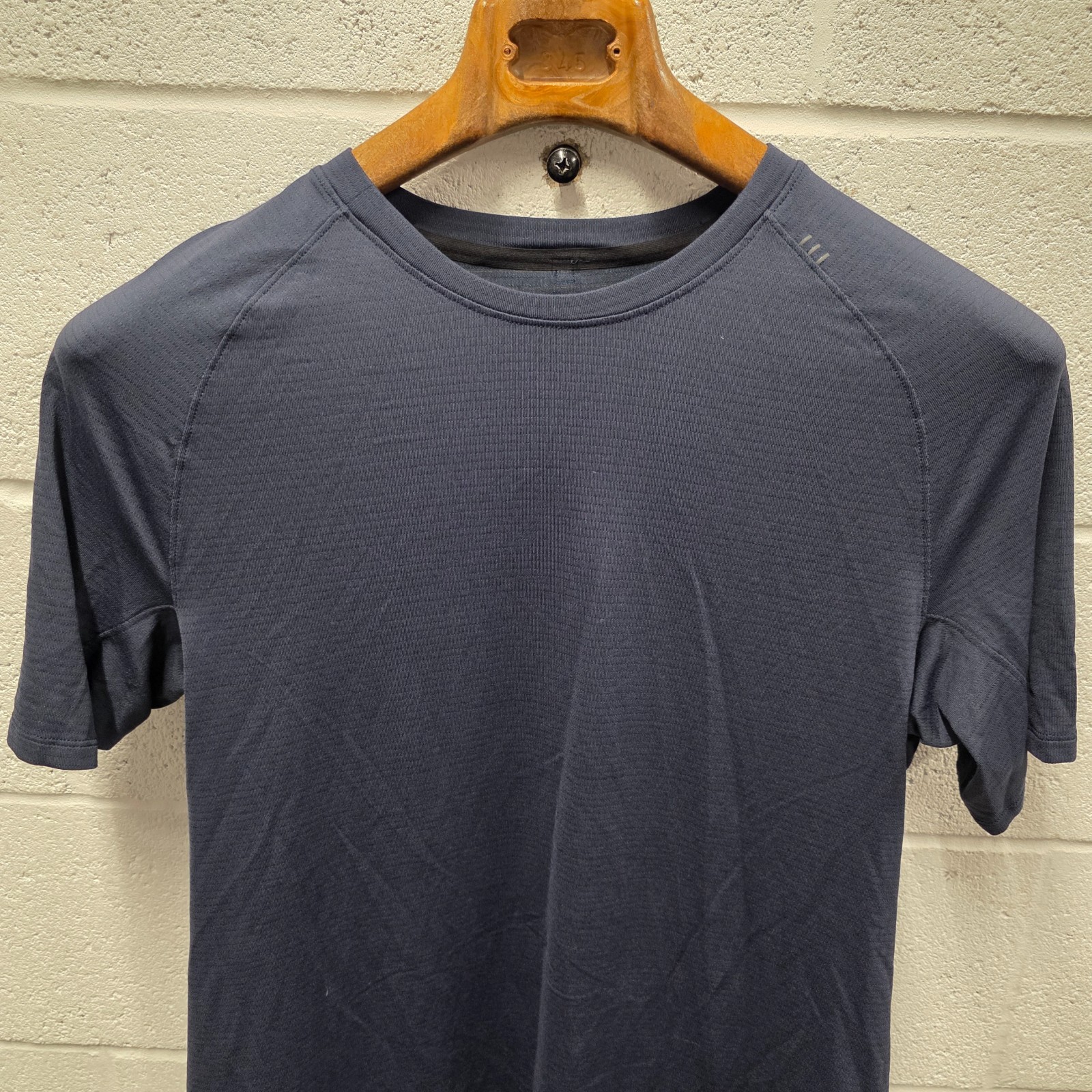 Lululemon Drysense shirt size M medium metal vent 20 x 3 0 Navy Blue