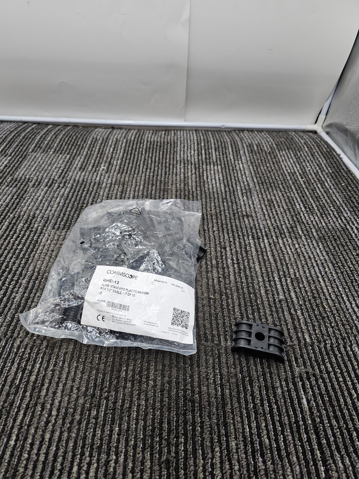 (QTY 20) COMMSCOPE BHD-12 I-LINE STANDARD PLASTIC HANGER FOR 1/2'' CABLE
