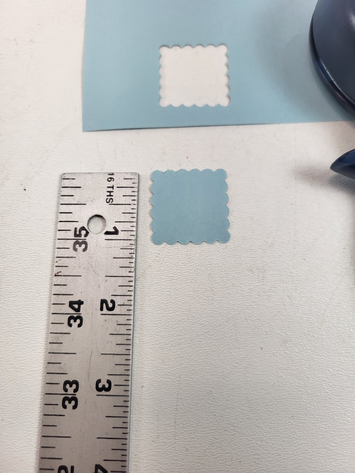 Fiskars Scalloped Square Paper Punch 1" Squeeze Handle