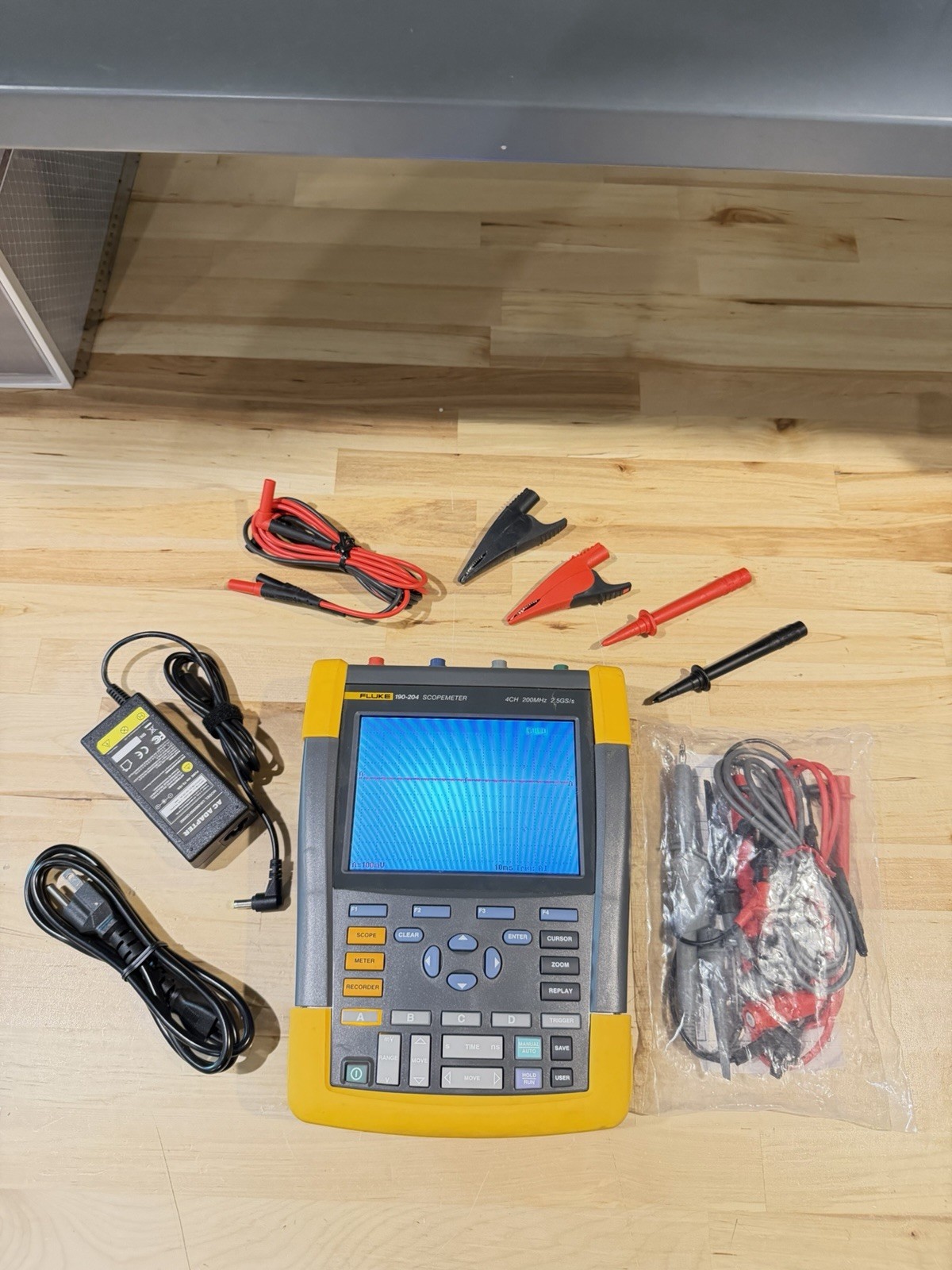 FLUKE 190-204 SCOPEMETER 4CH 200MHZ 2.5GS/S W LEADS & ACCESSORIES (TESTED)