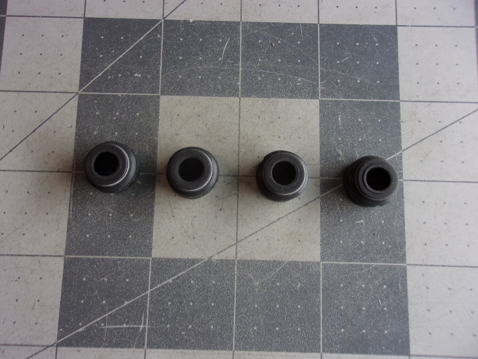 Sealed Power ST-2040 (4) Valve Stem Seals