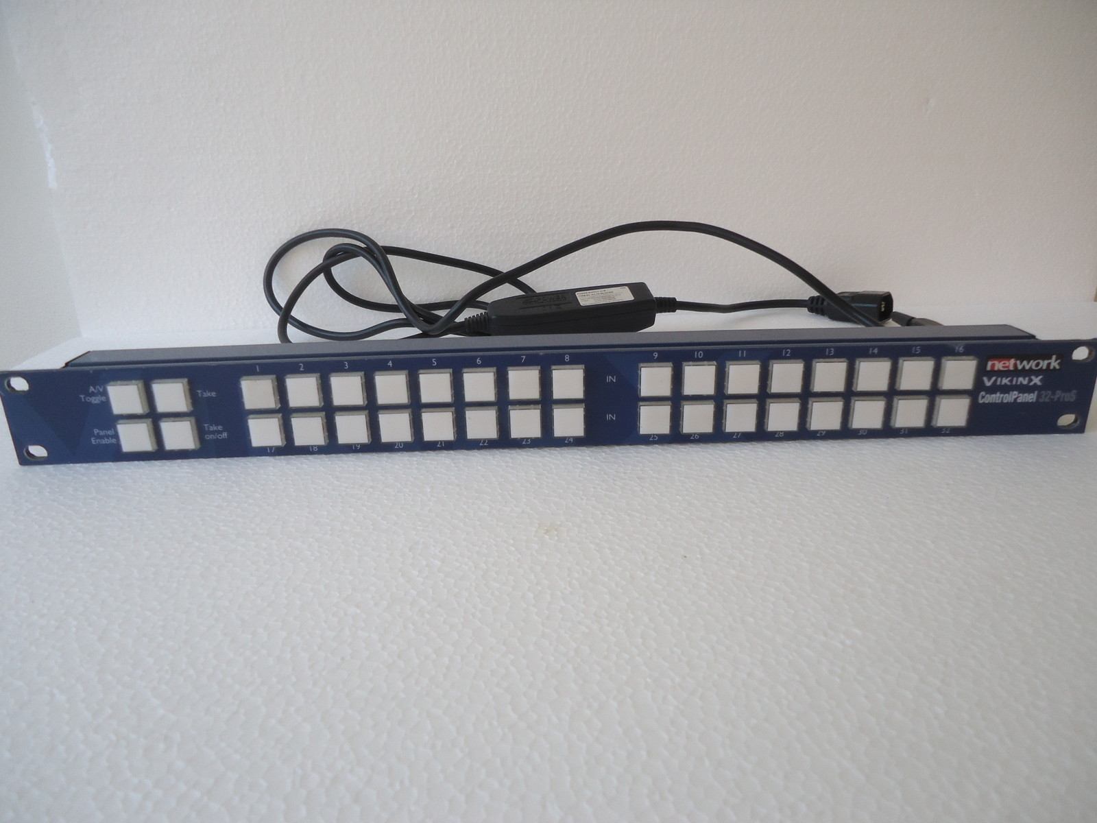 NETWORK VIKINX 1U CONTROL PANEL 32-ProS INCLUDING UNIVERSAL POWER SUPPLY