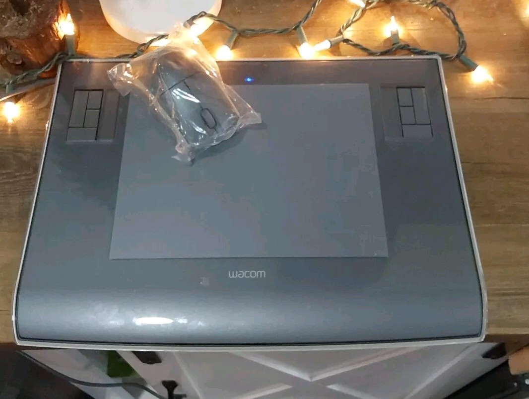 Wacom Intuos 3 Graphics Tablet Model PTZ-630. Bundle unit, mouse but NO PEN