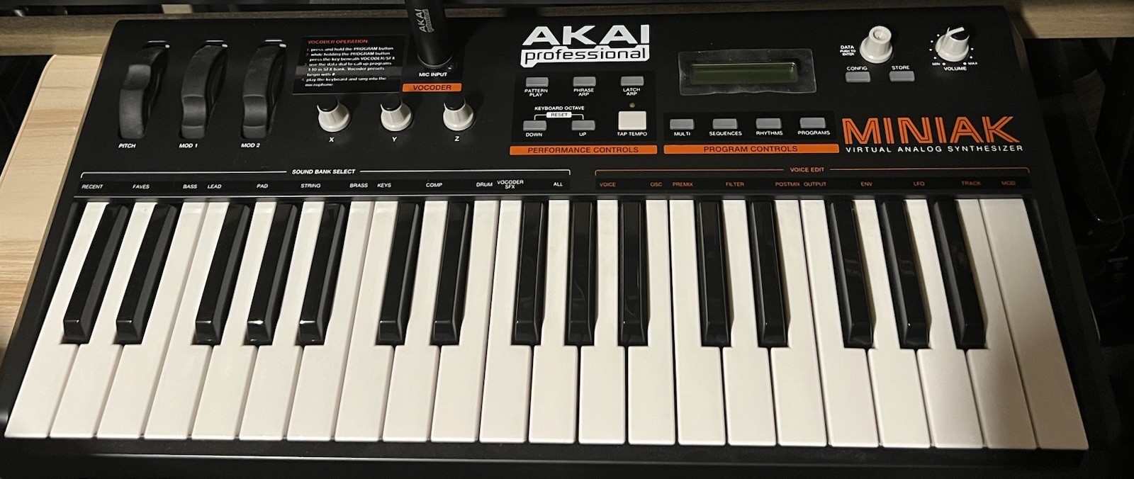 Akai MINIAK Virtual Analog 37-Key Keyboard Synthesizer Vocoder Arpeggiator